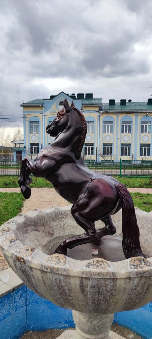 Конь фонтан